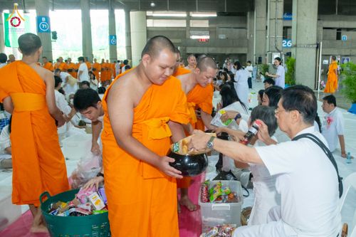 ภาพ No.342927:วันอาทิตย์ที่ 9 สิงหาคม พ.ศ.2569 พิธีตักบาตรฉลองพระใหม่ โครงการบรรพชาและอุปสมบทหมู่ รุ่นเข้าพรรษา ณ มหารัตนวิหาคด คอร์ 26 วัดพระธรรมกาย