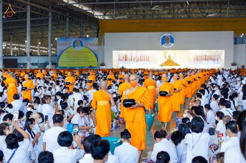 ภาพ No.76765:พิธีตักบาตรข้าวสารอาหารแห้ง  ณ บ้านแก้วเรือนทองคุณยายฯ สภาธรรมกายสากล  วัดพระธรรมกาย จ.ปทุมธานี  ในวันอาทิตย์ต้นเดือนที่ 6 มีนาคม พ.ศ. 2566