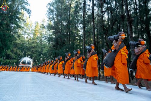 ภาพ No.106270:พระธรรมยาตราร่วมปฏิบัติธรรม และถ่ายภาพหมู่ประวัติศาสตร์ ในโครงการธรรมยาตรากตัญญูบูชา มหาปูชนียาจารย์ พระมงคลเทพมุนี(สด จนฺทสโร) พระผู้ปราบมาร  อนุสรณ์สถาน 7 แห่ง ปีที่ 12  วันที่ 4 มกราคม พ.ศ. 2567  ณ อนุสรณ์สถานมหาวิหารพระมงคลเทพมุนี จ.สุพรรณบุรี