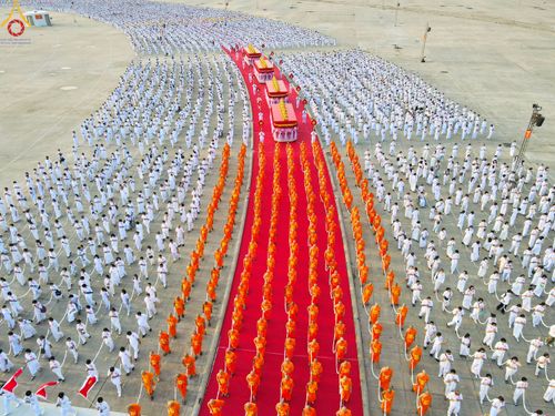 ภาพ No.79119:พิธีอัญเชิญองค์พระบรมพุทธเจ้า 24 องค์ เวียนประทักษิณรอบพระมหาธรรมกายเจดีย์ ณ วัดพระธรรมกาย  วันที่ 2 เมษายน พ.ศ. 2566