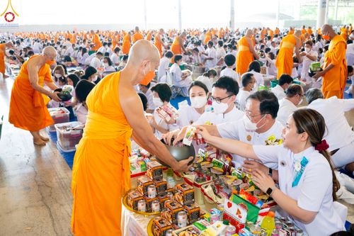 ภาพ No.81500:พิธีตักบาตร ข้าวสารอาหารแห้ง และพิธีบูชาข้าวพระ ณ สภาธรรมกายสากล วัดพระธรรมกาย วันเสาร์ที่ 3 มิถุนายน 2566
