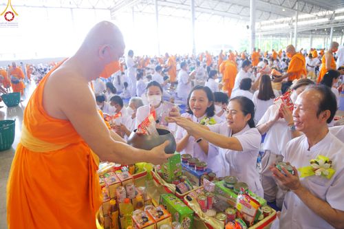 ภาพ No.82970:พิธีตักบาตร ณ บ้านแก้วเรือนทองคุณยายอาจารย์ฯ พิธีบูชาข้าวพระ ณ สภาธรรมกายสากล วัดพระธรรมกาย ในวันอาทิตย์ต้นเดือนที่ 2 ก.ค. พ.ศ.2566