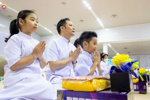 ภาพ No.84481:พิธีถวายผ้าอาบน้ำฝนและประทีปโคมไฟ ในวันอาสาฬหบูชา ณ ห้องแก้วสารพัดนึก 1 วัดพระธรรมกาย วันอังคารที่ 1 สิงหาคม พ.ศ. 2566