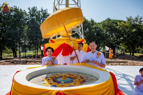 ภาพ No.285792:วันพุธที่ 10 ธันวาคม พ.ศ.2568  พิธีตอกเสาเข็มมงคลต้นสุดท้าย รองรับองค์พระเจดีย์เพื่อสร้างสันติภาพโลก ณ ศูนย์ปฏิบัติธรรมและศูนย์อบรมเยาวชน ชัยนาท