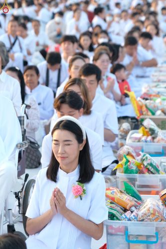 ภาพ No.279791:วันที่ 1 มกราคม พ.ศ.2569 พิธีตักบาตรในวันขึ้นปีใหม่ ณ ลานธรรม วัดพระธรรมกาย