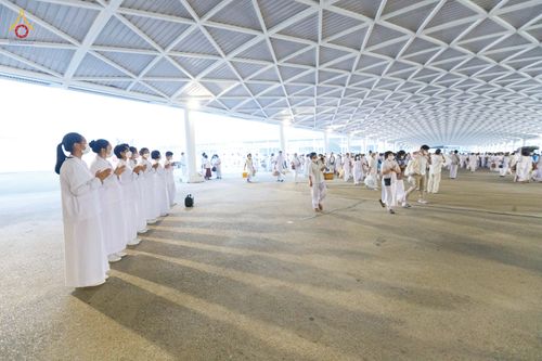 ภาพ No.76719:พิธีตักบาตรข้าวสารอาหารแห้ง  ณ บ้านแก้วเรือนทองคุณยายฯ สภาธรรมกายสากล  วัดพระธรรมกาย จ.ปทุมธานี  ในวันอาทิตย์ต้นเดือนที่ 6 มีนาคม พ.ศ. 2566