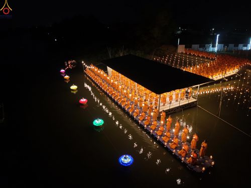 ภาพ No.301344:วันที่ 22 มกราคม พ.ศ. 2569 พิธีลอยประทีปธรรมถวายเป็นพุทธบูชา และบูชาธรรมมหาปูชนียาจารย์  ณ อนุสรณ์สถานลำดับที่ 5 สถานที่เผยแผ่วิชชาธรรมกายครั้งแรก อนุสรณ์สถานบางปลา วัดบางปลา อำเภอบางเลน จังหวัดนครปฐม ในโครงการธรรมยาตรา กตัญญูบูชา มหาปูชนียาจารย์ พระมงคล