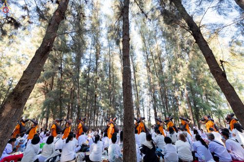 ภาพ No.292793:วันที่ 11 มกราคม พ.ศ. 2569 พิธีต้อนรับพระธรรมยาตรา ณ อนุสรณ์สถานลำดับที่ 3 สถานที่เกิดในเพศสมณะ วัดสองพี่น้อง อำเภอสองพี่น้อง จังหวัดสุพรรณบุรี ในโครงการธรรมยาตรา กตัญญูบูชา มหาปูชนียาจารย์ พระมงคลเทพมุนี(สด จนฺทสโร) พระผู้ปราบมาร อนุสรณ์สถาน 7 แห่ง ปีที