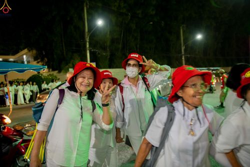 ภาพ No.290263:วันที่ 6 มกราคม พ.ศ. 2569 พิธีจุดประทีปถวายเป็นพุทธบูชา และบูชาธรรมมหาปูชนียาจารย์ (ภาพชุดที่ 2) ณ อนุสรณ์สถานมหาวิหารพระมงคลเทพมุนี (โลตัสแลนด์) อ.สองพี่น้อง จ.สุพรรณบุรี ในโครงการธรรมยาตรา กตัญญูบูชา มหาปูชนียาจารย์ พระมงคลเทพมุนี(สด จนฺทสโร) พระผู้ปรา