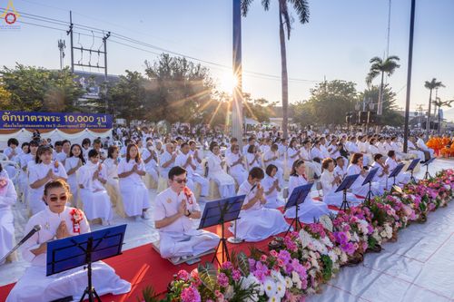 ภาพ No.282627:วันเสาร์ที่ 20 ธันวาคม พ.ศ.2568 พิธีตักบาตรพระ 10,000 รูป (ชุด 2) เนื่องในโอกาส 194 ปี จังหวัดกาญจนบุรี และอุทิศส่วนกุศลให้แด่บรรพชนทั้งหลาย บริเวณถนนสองแคว (Skywalk) เมืองกาญจนบุรี