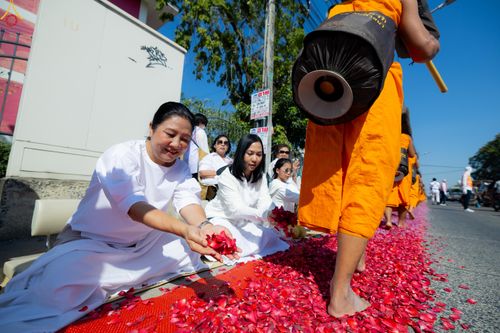 ภาพ No.304178:วันที่ 25 มกราคม พ.ศ. 2569 พิธีต้อนรับพระธรรมยาตรา  รร.สามัคคีราษฏร์บำรุง-วัดพระธรรมกาย ในโครงการธรรมยาตรา กตัญญูบูชา มหาปูชนียาจารย์ พระมงคลเทพมุนี(สด จนฺทสโร) พระผู้ปราบมาร อนุสรณ์สถาน 7 แห่ง ปีที่ 14