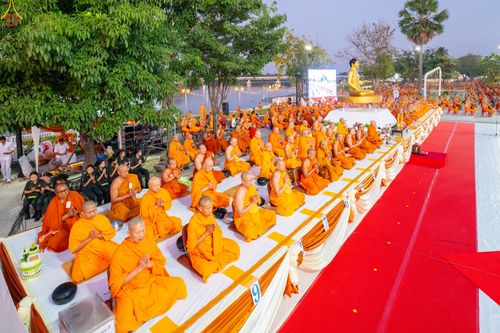 ภาพ No.282567:วันเสาร์ที่ 20 ธันวาคม พ.ศ.2568 พิธีตักบาตรพระ 10,000 รูป (ชุด 2) เนื่องในโอกาส 194 ปี จังหวัดกาญจนบุรี และอุทิศส่วนกุศลให้แด่บรรพชนทั้งหลาย บริเวณถนนสองแคว (Skywalk) เมืองกาญจนบุรี