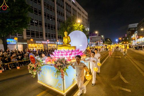 ภาพ No.81110:Lotus Lantern Festival 2023  เทศกาลโคมดอกบัว เนื่องในวันวิสาขบูชา   ของชาวพุทธทุกชาติ ทุกนิกาย ในสาธารณรัฐเกาหลีใต้ วันที่ 20-21 พฤษภาคม พ.ศ. 2566