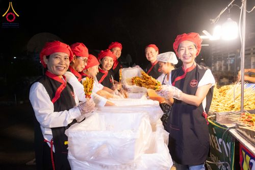 ภาพ No.287981:วันที่ 4 มกราคม พ.ศ. 2569 พิธีถวายภัตตาหารเป็นสังฆทาน แด่พระธรรมยาตรา ในโครงการธรรมยาตรา กตัญญูบูชา มหาปูชนียาจารย์ พระมงคลเทพมุนี(สด จนฺทสโร) พระผู้ปราบมาร อนุสรณ์สถาน 7 แห่ง ปีที่ 14 ณ อนุสรณ์สถานมหาวิหารพระมงคลเทพมุนี (โลตัสแลนด์) อ.สองพี่น้อง จ.สุพรร