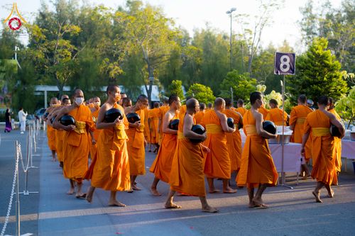 ภาพ No.292695:วันที่ 12 มกราคม พ.ศ. 2569 พิธีถวายภัตตาหารเป็นสังฆทาน แด่พระธรรมยาตรา ณ อนุสรณ์สถานมหาวิหารพระมงคลเทพมุนี (โลตัสแลนด์) อ.สองพี่น้อง จ.สุพรรณบุรี ในโครงการธรรมยาตรา กตัญญูบูชา มหาปูชนียาจารย์ พระมงคลเทพมุนี(สด จนฺทสโร) พระผู้ปราบมาร อนุสรณ์สถาน 7 แห่ง ปี