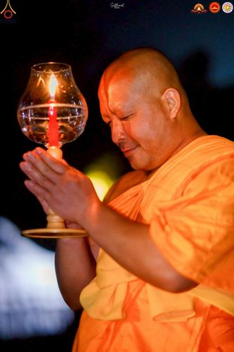 ภาพ No.224669:วันจันทร์ที่ 12 พฤษภาคม พ.ศ. 2568  ชาวพุทธในอินโดนีเซีย ร่วมฉลองวิสาขบูชาจุดประทีปกว่า 200,000 ดวง ณ พระมหาเจดีย์บรมพุทโธ  เจริญพุทธมนต์ถวาย “พระวชิรเกล้าเจ้าอยู่หัว”