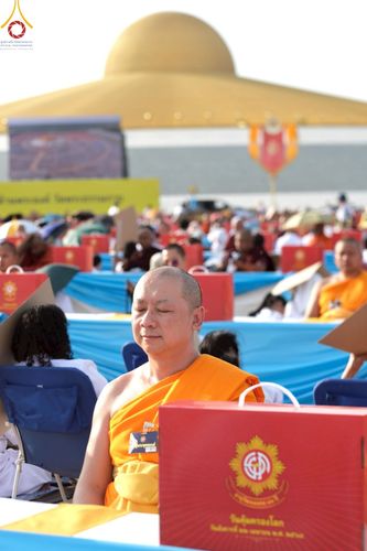 ภาพ No.221751:วันอังคารที่ 22 เมษายน พ.ศ. 2568 ภาพพิธีถวายมหาสังฆทานคณะสงฆ์ 40,000 กว่าวัดทั่วประเทศ เนื่องในวันคุ้มครองโลก ชุดที่ 2 (ปลื้มให้สมการรอคอย) ณ ลานธรรมพระมหาธรรมกายเจดีย์ วัดพระธรรมกาย