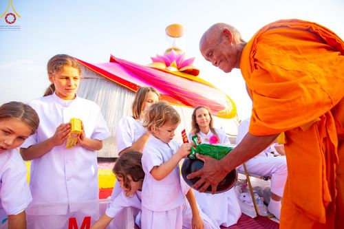 ภาพ No.201218:พิธีตักบาตรพระธรรมยาตรา ณ อนุสรณ์สถานลำดับที่ 5 สถานที่เผยแผ่วิชชาธรรมกายครั้งแรก อนุสรณ์สถานบางปลา วัดบางปลา อำเภอบางเลน จังหวัดนครปฐม ในโครงการธรรมยาตรา กตัญญูบูชา มหาปูชนียาจารย์ พระมงคลเทพมุนี(สด จนฺทสโร) พระผู้ปราบมาร อนุสรณ์สถาน 7 แห่ง ปีที่ 13