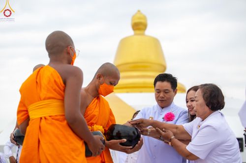 ภาพ No.118657:พิธีตักบาตรพระธรรมยาตรา ปีที่ 12 ณ อนุสรณ์สถานลำดับที่ 5 สถานที่เผยแผ่วิชชาธรรมกายครั้งแรก อนุสรณ์สถานบางปลา จ.นครปฐม วันที่ 25 มกราคม พ.ศ. 2567