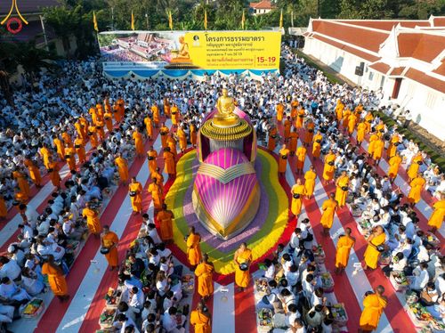 ภาพ No.197829:พิธีตักบาตรพระธรรมยาตรา ณ อนุสรณ์สถานลำดับที่ 4 สถานที่เกิดด้วยกายธรรม วัดโบสถ์(บน) ต.บางคูเวียง จ.นนทบุรี ในโครงการธรรมยาตรา กตัญญูบูชา มหาปูชนียาจารย์ พระมงคลเทพมุนี(สด จนฺทสโร) พระผู้ปราบมาร อนุสรณ์สถาน 7 แห่ง ปีที่ 13 วันที่ 19 มกราคม พ.ศ. 2568