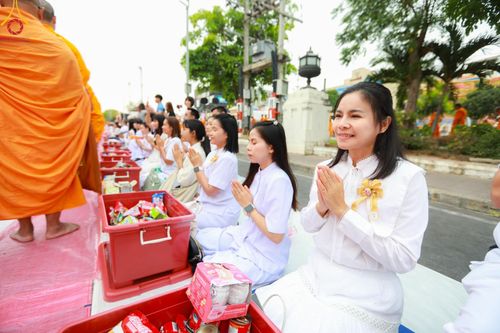 ภาพ No.126234:พิธีทำบุญเมืองนครราชสีมา ฉลอง 556 ปี ตักบาตรพระ 10,000 รูป ในวันเสาร์ที่ 2 มีนาคม พ.ศ.2567 ณ อนุสาวรีย์ท้าวสุรนารี จ.นครราชสีมา จัดโดย คณะสงฆ์จังหวัดนครราชสีมา ร่วมกับสำนักงานจังหวัดนครราชสีมา