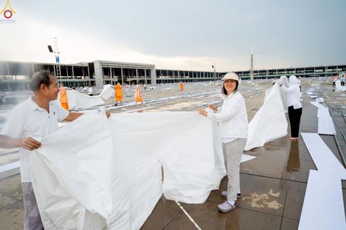 ภาพ No.225247:วันที่ 20 - 27 เมษายน พ.ศ. 2568 "ภาพแห่งความปลื้มที่ไม่มีวันจบ" คณะสงฆ์สามเณร เจ้าหน้าที่ และสาธุชน ร่วมแรงร่วมใจกันเตรียมงานและเก็บงาน เพื่อวันคุ้มครองโลก พิธีถวายมหาสังฆทานคณะสงฆ์ 40,000 กว่าวัดทั่วประเทศ