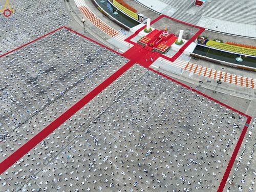 ภาพ No.90120:พิธีปลูกทรัพย์บานชื่น  เนื่องใน 139 ปี วันคล้ายวันเกิดด้วยรูปกายเนื้อ พระมงคลเทพมุนี (สด จนฺทสโร) พระผู้ปราบมาร วันอังคารที่ 10 ตุลาคม พ.ศ. 2566 ณ วัดพระธรรมกาย จ.ปทุมธานี