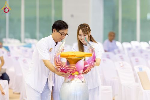 ภาพ No.215649:วันอาทิตย์ต้นเดือนที่ 6 เมษายน พ.ศ. 2568 ขบวนอัญเชิญผ้าป่าสมทบ มหาสังฆทาน 40,000 กว่าวัดทั่วประเทศ ณ สภาธรรมกายสากล วัดพระธรรมกาย