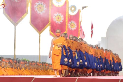 ภาพ No.85196:พิธีมุทิตาสักการะพระภิกษุ ผู้สอบได้เปรียญธรรม ๙ ประโยคระดับโลก, พิธีมอบโล่เกียรติยศและทุนการศึกษา สำนักเรียนบาลีดีเด่นทั่วประเทศ ในวันสมาธิโลก อาทิตย์ที่ 6 สิงหาคม พ.ศ. 2566 ณ สภาธรรมกายสากล วัดพระธรรมกาย