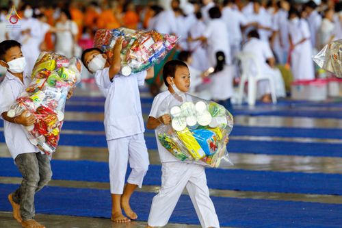 ภาพ No.76807:พิธีตักบาตรข้าวสารอาหารแห้ง  ณ บ้านแก้วเรือนทองคุณยายฯ สภาธรรมกายสากล  วัดพระธรรมกาย จ.ปทุมธานี  ในวันอาทิตย์ต้นเดือนที่ 6 มีนาคม พ.ศ. 2566
