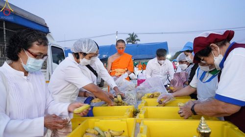 ภาพ No.71153:พิธีถวายภัตตาหารเป็นสังฆทาน แด่คณะพระธรรมยาตราฯ ในโครงการธรรมยาตราฯ ปีที่ 11 ณ อนุสรณ์สถานคลองบางนางแท่น อ.สามพราน จ.นครปฐม วันที่ 14 มกราคม พ.ศ. 2566