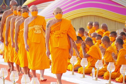 ภาพ No.71863:พิธีจุดประทีปถวายเป็นพุทธบูชา และบูชาธรรมมหาปูชนียาจารย์ ในโครงการธรรมยาตรากตัญญูบูชา มหาปูชนียาจารย์ พระมงคลเทพมุนี(สด จนฺทสโร) พระผู้ปราบมาร ปีที่ 11 ณ อนุสรณ์สถานลำดับที่ 3 สถานที่เกิดใหม่ในเพศสมณะ วัดสองพี่น้อง อ.สองพี่น้อง จ.สุพรรณบุรี วันที่ 17 มกร