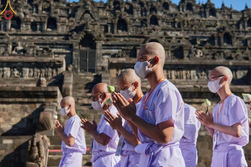 ภาพ No.68192:พิธีเวียนประทักษิณ และวันทาพระมหาเจดีย์บรมพุทโธ ของนาคธรรมทายาท ประเทศอินโดนีเซีย วันที่ 17 ธันวาคม พ.ศ. 2565