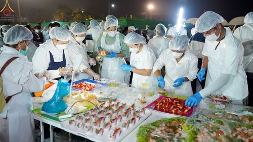 ภาพ No.74375:พิธีถวายภัตตาหารเป็นสังฆทาน แด่คณะพระธรรมยาตราฯ ในโครงการธรรมยาตรากตัญญูบูชา มหาปูชนียาจารย์ พระมงคลเทพมุนี(สด จนฺทสโร) พระผู้ปราบมาร อนุสรณ์สถาน 7 แห่ง ปีที่ 11 วันที่ 26 มกราคม พ.ศ. 2566