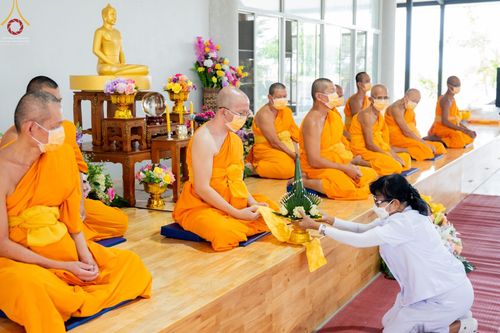 ภาพ No.65670:พิธีปลงผมและพิธีขอขมา มอบบาตรกับผ้าไตร ในโครงการอุปสมบทบูชาธรรม มหาปูชนียาจารย์ประจำปี 2565 ณ ศูนย์ปฎิบัติธรรมสมุทรปราการ(บางบ่อ)  วันอาทิตย์ที่ 20 พฤศจิกายน พ.ศ. 2565