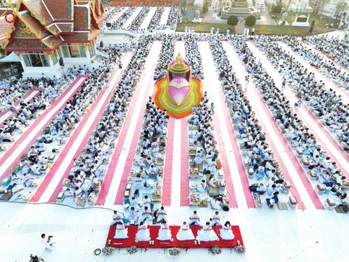 ภาพ No.71989:พิธีตักบาตรพระธรรมยาตราฯ ในโครงการธรรมยาตรากตัญญูบูชา มหาปูชนียาจารย์ พระมงคลเทพมุนี(สด จนฺทสโร) พระผู้ปราบมาร ปีที่ 11 ณ อนุสรณ์สถานลำดับที่ 3 สถานที่เกิดใหม่ในเพศสมณะ วัดสองพี่น้อง อ.สองพี่น้อง จ.สุพรรณบุรี วันที่ 18 มกราคม พ.ศ. 2566