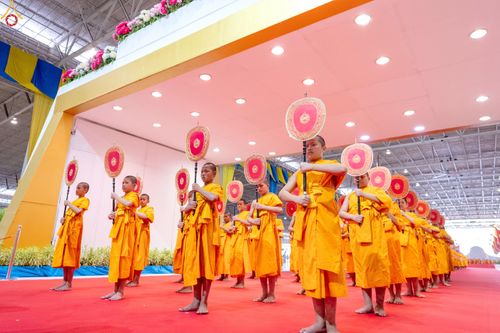 ภาพ No.338935:วันอาทิตย์ที่ 12 กรกฎาคม พ.ศ.2569 พิธีมุทิตาผู้สอบได้เปรียญธรรม ประโยค 1-2 ถึง ป.ธ.9 และ บ.ศ.1-2 ถึง บ.ศ.6 สำนักศาสนศึกษาวัดพระธรรมกาย ประจำปี 2569, พิธีมอบตราตั้งแต่งตั้งอาจารย์ใหญ่ สำนักศาสนศึกษาวัดพระธรรมกาย