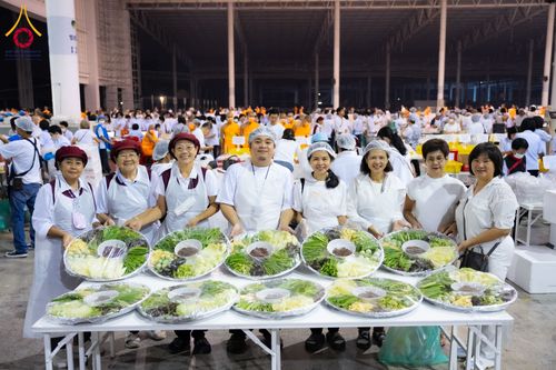 ภาพ No.121171:พิธีถวายภัตตาหารเป็นสังฆทาน แด่คณะพระธรรมยาตราฯ ในโครงการธรรมยาตรากตัญญูบูชา มหาปูชนียาจารย์ พระมงคลเทพมุนี(สด จนฺทสโร) พระผู้ปราบมาร อนุสรณ์สถาน 7 แห่ง ปีที่ 12 วันที่ 30 มกราคม พ.ศ. 2567 ณ สภาธรรมกายสากล วัดพระธรรมกาย