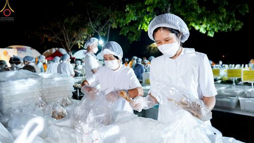 ภาพ No.71431:พิธีถวายภัตตาหารเป็นสังฆทาน แด่คณะพระธรรมยาตราฯ ในโครงการธรรมยาตรากตัญญูบูชา มหาปูชนียาจารย์ พระมงคลเทพมุนี(สด จนฺทสโร) พระผู้ปราบมาร อนุสรณ์สถาน 7 แห่ง ปีที่ 11 วันที่ 16 มกราคม พ.ศ. 2566