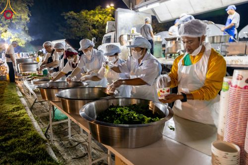 ภาพ No.106021:พิธีถวายภัตตาหารเป็นสังฆทาน แด่คณะพระธรรมยาตราฯ ในโครงการธรรมยาตรากตัญญูบูชา มหาปูชนียาจารย์ พระมงคลเทพมุนี(สด จนฺทสโร) พระผู้ปราบมาร อนุสรณ์สถาน 7 แห่ง ปีที่ 12 วันที่ 3 มกราคม พ.ศ. 2567 ณ อนุสรณ์สถานโลตัสแลนด์ จ.สุพรรณบุรี