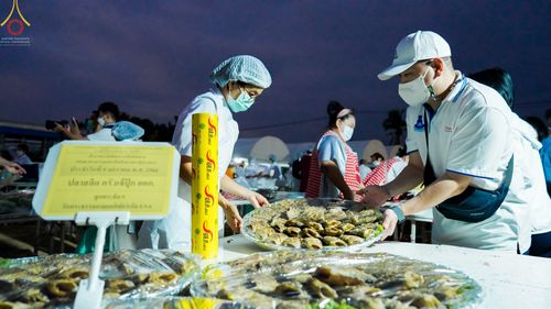 ภาพ No.69909:พิธีถวายภัตตาหารเป็นสังฆทาน แด่คณะพระธรรมยาตราฯ ในโครงการธรรมยาตราฯ ปีที่ 11 ณ อนุสรณ์สถานมหาวิหารพระมงคลเทพมุนี อ.สองพี่น้อง จ.สุพรรณบุรี วันที่ 9 มกราคม พ.ศ. 2566