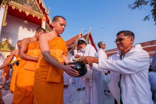 ภาพ No.294557:วันที่ 14 มกราคม พ.ศ. 2569 พิธีตักบาตรพระธรรมยาตรา ณ วัดสองพี่น้อง ต.ต้นตาล อ.สองพี่น้อง จ.สุพรรณบุรี ในโครงการธรรมยาตรา กตัญญูบูชา มหาปูชนียาจารย์ พระมงคลเทพมุนี(สด จนฺทสโร) พระผู้ปราบมาร อนุสรณ์สถาน 7 แห่ง ปีที่ 14