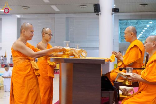 ภาพ No.337976:วันอาทิตย์ต้นเดือน 5 กรกฎาคม พ.ศ.2569 สัมมนาพิเศษ พิธีมอบพระของขวัญ ณ ห้องแก้วสารพัด1 วัดพระธรรมกาย
