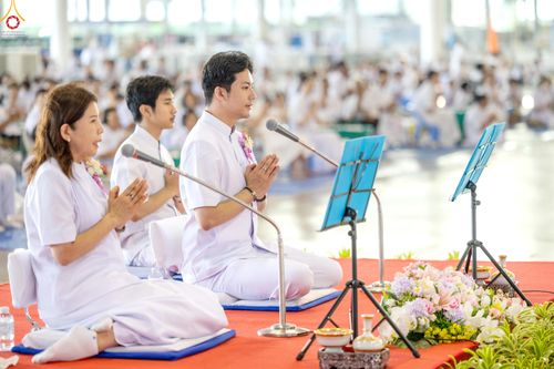 ภาพ No.327905:วันที่ 3 พฤษภาคม พ.ศ.2569 พิธีตักบาตร ข้าวสารอาหารแห้ง ณ บ้านแก้วเรือนทองคุณยายอาจารย์ฯ วัดพระธรรมกาย