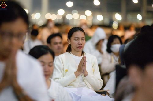 ภาพ No.280433:วันที่ 31 ธันวาคม พ.ศ.2568 -วันที่ 1 มกราคม พ.ศ.2569 พิธีฉลองชัยสวดมนต์บทธัมมจักกับปปวัตนสูตร ครบ 8,000,000,000 จบ , พิธีสวดมนต์ข้ามปี ณ วัดพระธรรมกาย