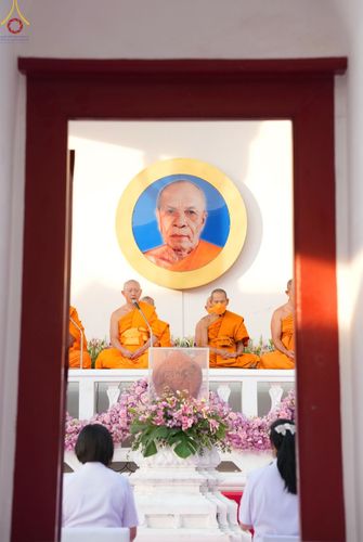 ภาพ No.73660:พิธีตักบาตรพระธรรมยาตราฯ ในโครงการธรรมยาตรากตัญญูบูชา มหาปูชนียาจารย์ พระมงคลเทพมุนี(สด จนฺทสโร) พระผู้ปราบมาร ปีที่ 11 ณ อนุสรณ์สถานลำดับที่ 4 สถานที่เกิดด้วยกายธรรม วัดโบสถ์ (บน) บางคูเวียง อ.บางกรวย จ.นนทบุรี วันที่ 22 มกราคม พ.ศ. 2566