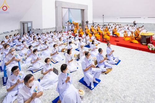 ภาพ No.89237:พิธีประดิษฐานรูปหล่อทองคำ  คุณยายอาจารย์มหารัตนอุบาสิกาจันทร์ ขนนกยูง ภายในมหาวิหารคุณยายอาจารย์ฯ เนื่องในวันครูผู้ค้นพบวิชชาธรรมกาย วันศุกร์ที่ 29 กันยายน พ.ศ. 2566 ณ วัดพระธรรมกาย จ.ปทุมธานี