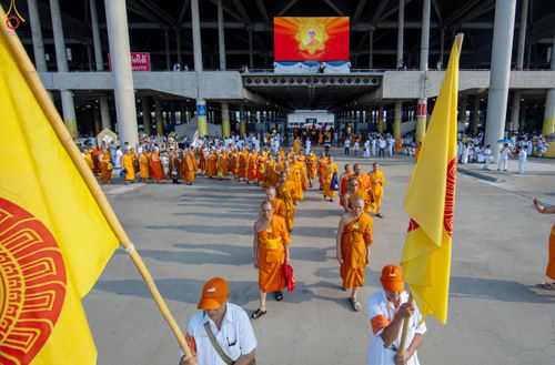 ภาพ No.324428:วันที่ 22 เมษายน พ.ศ.2569 (วันคุ้มครองโลก) งานถวายมหาสังฆทาน 40,000 กว่าวัดทั่วประเทศ บรรยากาศพระสังฆาธิการและสาธุชน  เดินทางเข้าลานธรรม วัดพระธรรมกาย