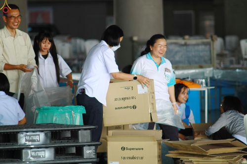 ภาพ No.321956:วันที่ 11-12 เมษายน พ.ศ.2569 การเตรียมงาน มัดถุงน้ำ , ผูกผ้าระบาย , เตรียมจุดฉันภัตตาหาร เพื่องานถวายมหาสังฆทาน 40,000 กว่าวัดทั่วประเทศ วันคุ้มครองโลก 22 เมษายน พ.ศ.2569 วัดพระธรรมกาย