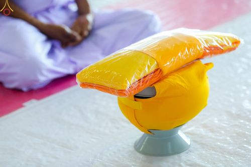 ภาพ No.63890:พิธีขอขมาและมอบผ้าไตรแด่นาคธรรมทายาท โครงการอุปสมบทบูชาธรรมมหาปูชนียาจารย์ วันอาทิตย์ที่ 20 พฤศจิกายน พ.ศ. 2565